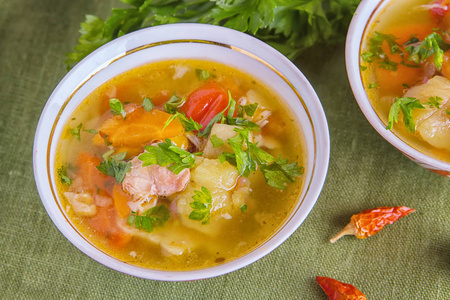Shurpa 是中亚菜的传统汤。汤配大片蔬菜羊肉或鸡肉, 清汤, 用碎欧芹烫