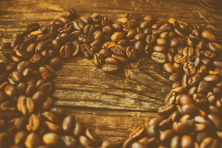 安排在一个心形的咖啡豆。胶片颗粒的影响