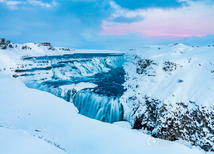 在日落时雪 Gulfoss 瀑布