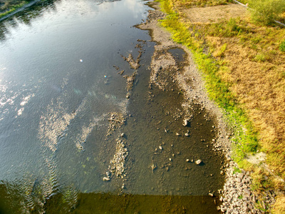 干涸的大河.有毒浑浊的水的可怕气味照片