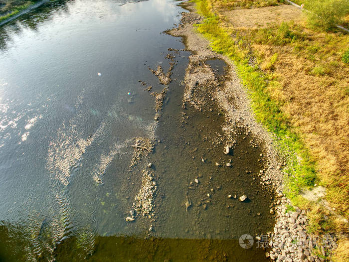 干涸的大河.有毒浑浊的水的可怕气味