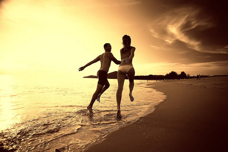 愉快的情侣沿着海滩奔跑, 健康休息, 运动活动, 暑假