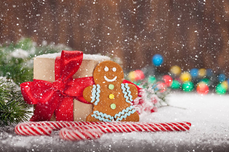 圣诞礼品盒, 糖果手杖, 姜饼人和雪冷杉树。带复印空间的圣诞卡