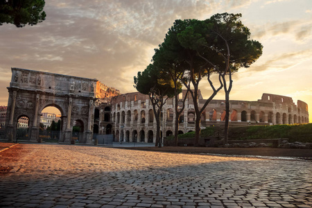 罗马意大利的君士坦丁竞技场和凯旋拱门