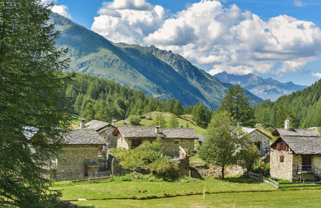 夏季高山冰川旁的山谷小屋