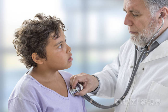 年轻的青少年检查.医生用听诊器听心率