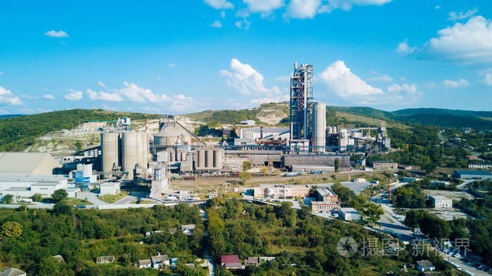 水泥生产厂鸟瞰图.工厂,钢管,巨人的建筑概念