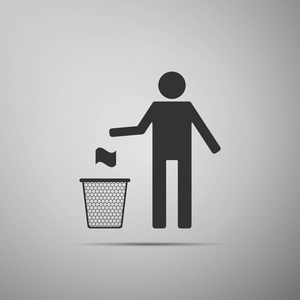 男子扔垃圾到尘仓图标孤立的灰色背景。回收符号。垃圾桶可以签名。平面设计。矢量插图