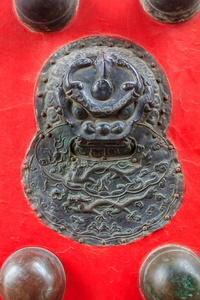 在故宫，北京狮子和龙图红色木门的特写