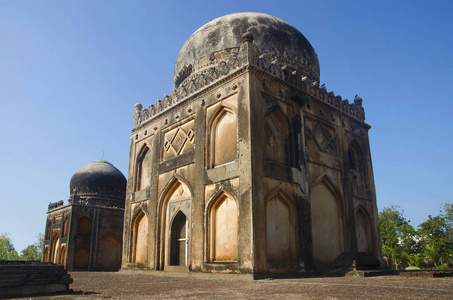 理发师的墓在左边和可汗墓的右边。Barid 沙希花园, Bidar, 卡纳塔, 印度