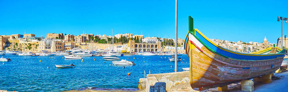 在 Kalkara 码头岸上的老木渔船, 看到从 Birgu 海滨长廊, 马耳他