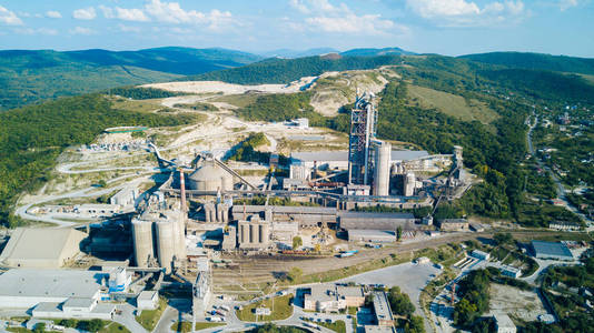 水泥生产厂鸟瞰图。工厂钢管巨人的建筑概念