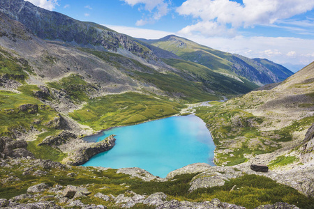 下 Akchan 湖。泰山景观