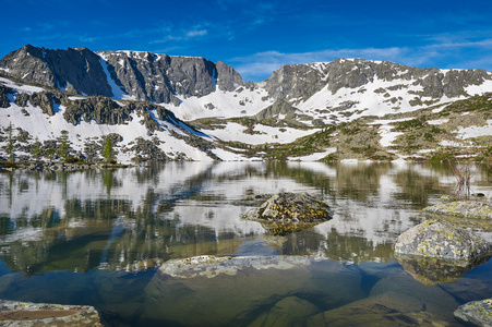 美丽的夏日风景，阿尔泰山俄罗斯