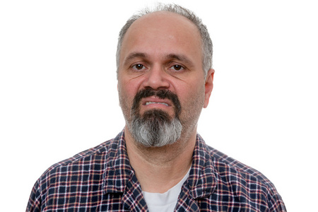 留着胡子的厌恶的男人在相机做鬼脸照片