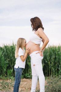 小女孩与她怀孕的母亲在领域