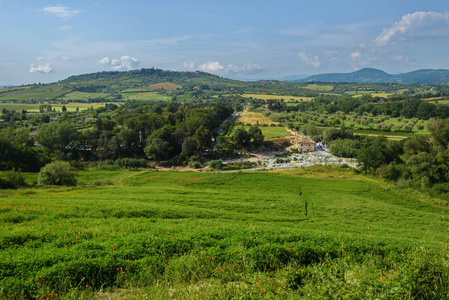 Saturnia 是位于 Manciano 市的一组泉水, 距 Saturnia 村几公里。