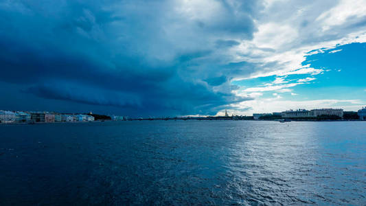 暴风雨即将降临城市。圣彼得堡, 俄罗斯
