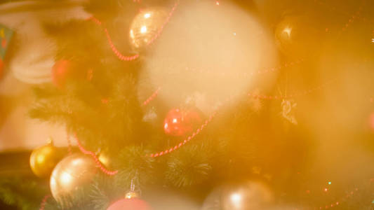 装饰圣诞树特写照片和闪闪发光的金色 bokehs