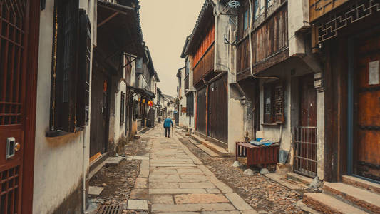 旧镇的通力狭窄的街道。中国