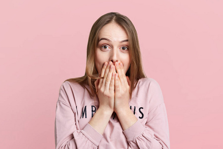 时尚的女人表达积极性, 尝试控制她的情绪照片