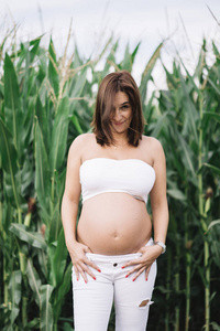 怀孕妇女七月期待婴儿