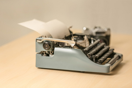 木制的桌子上的复古打字机