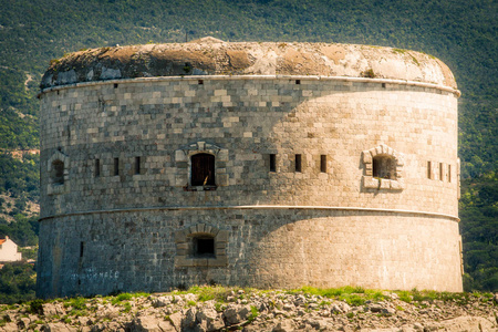 岛上古老的堡垒监狱