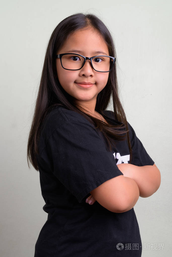 年轻可爱的亚洲书女孩戴眼镜