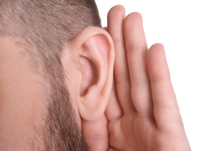 听力问题年轻人听力问题在白色背景, 特写照片