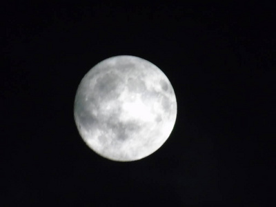 一个惊人的标题, 整个城市的月光在夜晚在夏季的一些云和雾