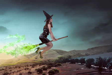 骑着飞天扫帚的女巫女人照片