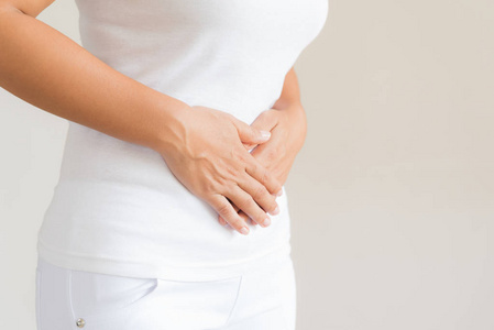 慢性萎缩性胃炎有痛苦胃痛的年轻女人.慢性胃炎.腹部腹胀概念照片