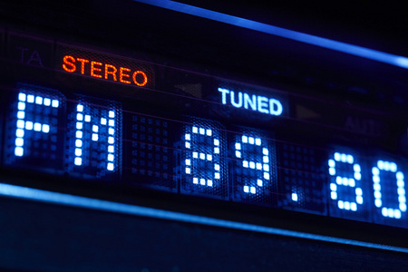 Fm 调谐器收音机显示。调谐的立体声数字频率站