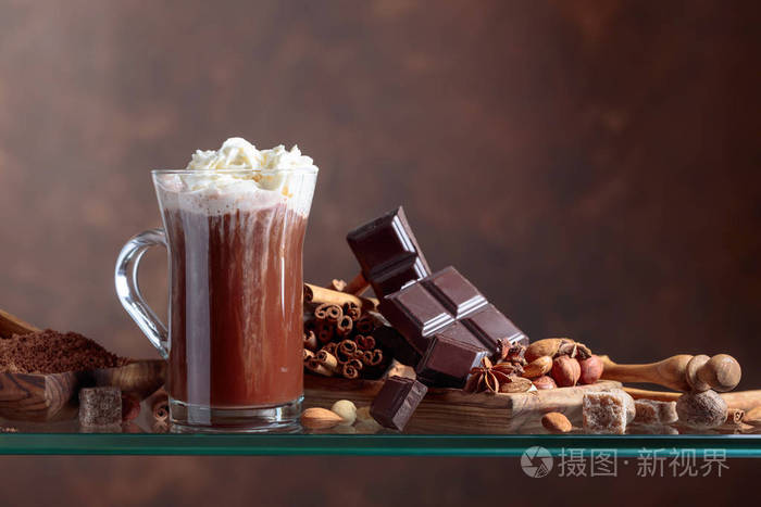 可可与奶油, 巧克力片和各种香料在棕色的背景.复制文本的空间