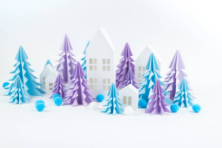 在白色背景的蓝色和丁香纸圣诞树。白雪公主和蓝白色。造纸工艺之家