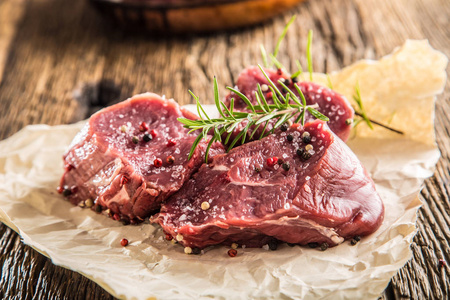 牛肉 tenterloin 牛排椒盐和迷迭香的特写片