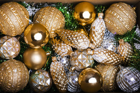 从上面看到的美丽闪闪发亮的圣诞饰品堆在纸板箱