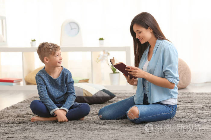 母亲和她的儿子在家一起看书