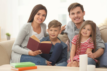 幸福家庭一起读书在家庭里
