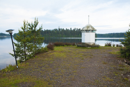 湖岸上的灯塔