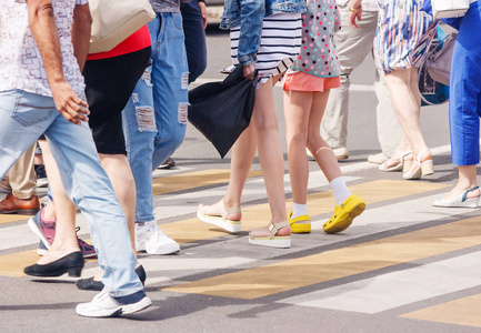 在阳光明媚的夏日穿越行人过路的人们