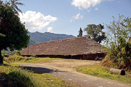 Longwa 位于印度和缅甸之间的山顶上。国家边界直接通过村庄和通过 Angh 的房子, Longwa 的主任。村民们住在长棚屋