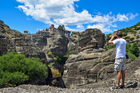 该名男子正在拍摄的圣尼古拉斯 Anapavsas 欢乐 修道院位于希腊的米特奥拉岩石上
