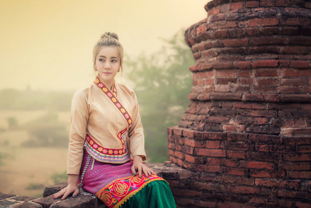 美丽的女孩在缅甸传统服装，身份文化