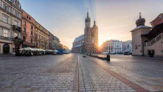克拉科夫建筑合奏全景, 日出在老镇市场广场与圣玛丽的教会 Mariacki 大教堂, 布料大厅 Sukiennice 和
