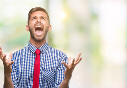 年轻英俊的商业男人在孤立的背景下疯狂和疯狂的呼喊和激烈的表达和