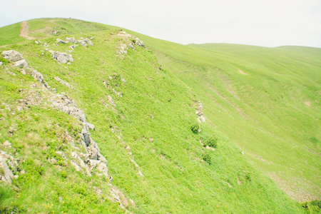 乌克兰夏季绿色的山脉。天空越过群山。乘吉普车旅行时的大气景观。越野远征。Swidovets 山脉, Dogyaska 湖