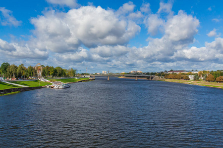 位于俄罗斯 Tver 附近的伏尔加河。地平线上的旧伏尔加桥。游艇在码头上。风景如画的河流景观。晴朗的秋天天