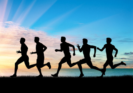 五个跑步运动员赛照片